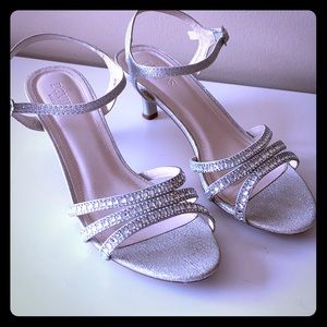 David’s Bridal Silver Sparkly heels 👌🏼